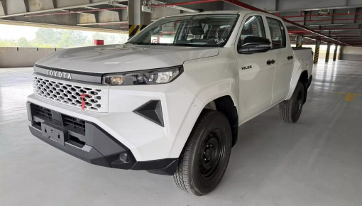 Cận cảnh Toyota Hilux 2026 bản 1 cầu số sàn mới ra mắt Việt Nam với giá 632 triệu đồng