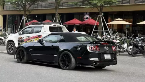 Hàng độc Ford Mustang GT/CS Convertible trên đường phố Sài thành