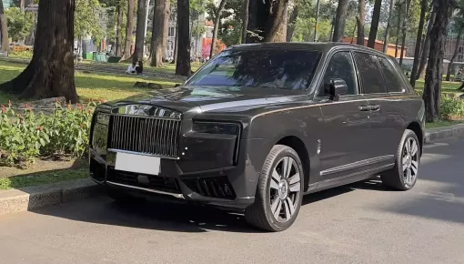 Lạ mắt với Rolls-Royce Cullinan Series II mới lăn bánh tại Tp.HCM