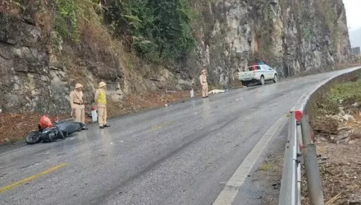 Video quay khoảnh khắc ô tô vượt ẩu tại khúc cua trên quốc lộ 6, cán tử vong 2 người đi xe máy