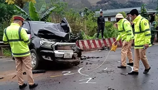 Video: Lấn làn khi ôm cua, xe bán tải tông trực diện ô tô tải trên quốc lộ 6