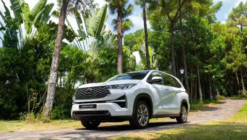 Toyota Innova Cross Hybrid chính thức được giảm giá bán xuống mức dưới 1 tỷ đồng