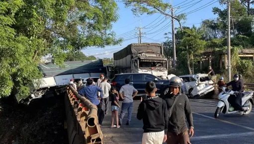 Video hé lộ khoảnh khắc ô tô tải vượt ẩu, tông liền 4 xe trên quốc lộ 14