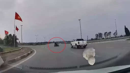 Video: Xe máy đi ngược chiều tại vòng xuyên, tông ngang xe bán tải, 2 vợ chồng thương vong
