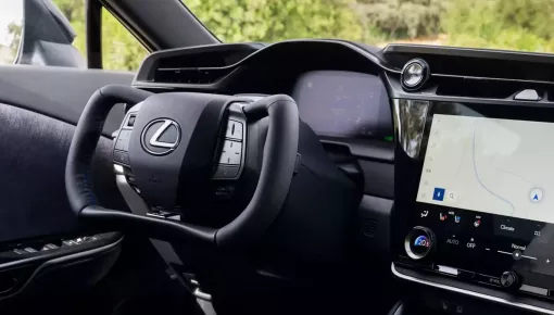 Sau tay nắm cửa ẩn, đến lượt vô lăng chữ nhật bị "cấm cửa"