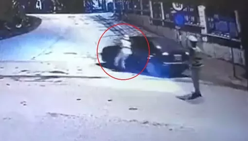 Video: Tài xế ô tô vi phạm nồng độ cồn tăng ga bỏ chạy, kéo theo CSGT tại Tuyên Quang