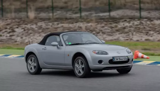 Mazda từng bí mật nhét động cơ V6 vào MX-5 nhưng phải từ bỏ vì 2 lý do