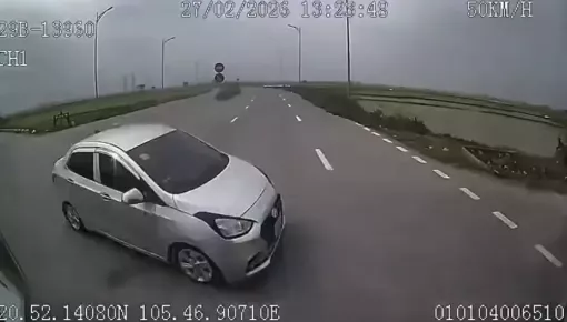 Rùng mình với cảnh 2 ô tô "chạy như ma đuổi" và va chạm tại ngã tư khiến cặp vợ chồng thương vong