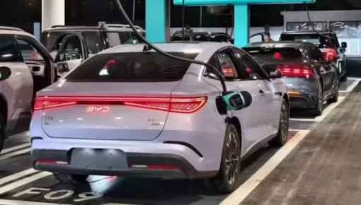 BYD ra mắt bộ sạc xe điện mới nhanh đến mức được bố trí như trạm bơm xăng
