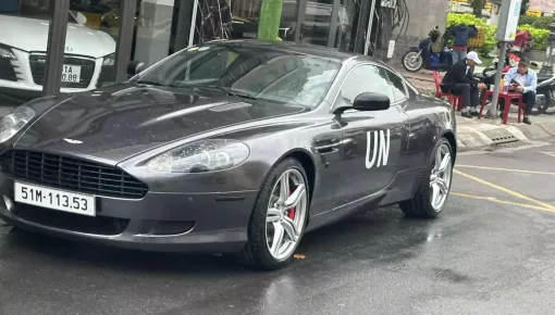 "Qua" Vũ lái Aston Martin DB9 hơn 15 năm tuổi xuống đường