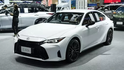 Cận cảnh Lexus IS300h 2026 mới ra mắt Đông Nam Á, liệu có quay trở lại Việt Nam?