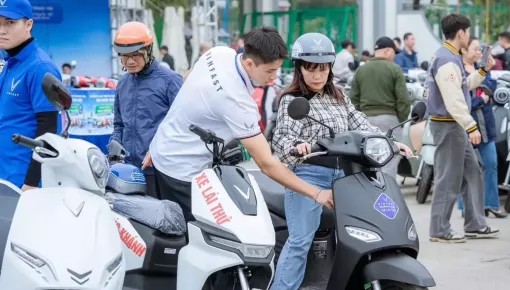 Giá xăng dầu tăng mạnh, người Việt đặt mua hơn 135.000 xe máy điện VinFast trong tháng 3/2026