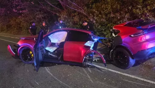 Chiếc Porsche Cayenne bị xé đôi trong tai nạn tốc độ cao, người lái không hề hấn gì