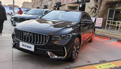 Geely Preface i-HEV tiêu thụ 3,98 lít xăng/100 km được mở bán, cạnh tranh với Toyota Camry bằng giá rẻ