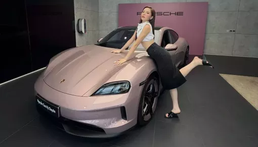 Hoa hậu Kỳ Duyên khoe xe điện hạng sang Porsche Taycan màu hồng mới tậu