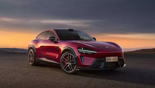 SUV gia đình mạnh 990 mã lực của Xiaomi trình làng, sở hữu logo mạ vàng 24K