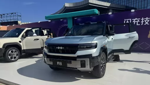 BYD vén màn phiên bản mới của SUV cỡ lớn Denza B8 với pin sạc lên 70% trong 5 phút