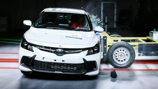 Toyota Starlet ra đời từ xe Suzuki gây thất vọng trong bài thử va chạm đến mức phải dừng sớm