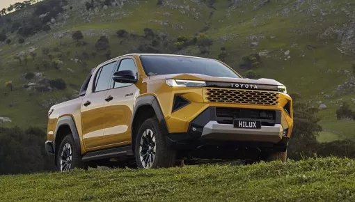 Toyota Hilux vươn lên dẫn trước người anh em Vios về mặt doanh số trong tháng 5/2026