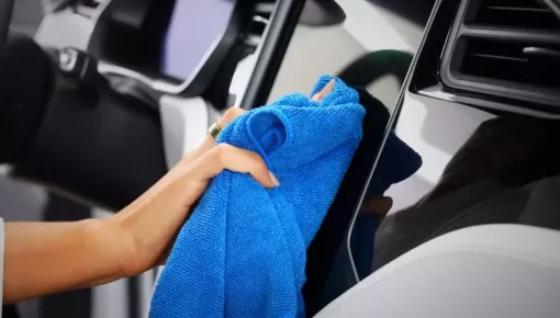 Vệ sinh màn hình cảm ứng ô tô đúng cách và những sai lầm cần tránh