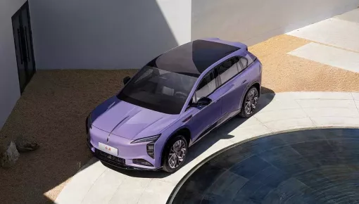 Hongqi EHS7 được trang bị cửa sổ trời năng lượng mặt trời đầu tiên trong ngành ô tô