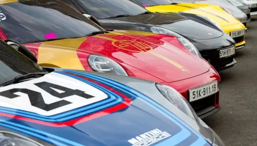 Hơn 100 chiếc xe sang Porsche cùng nhau quy tụ bên bờ sông Sài Gòn