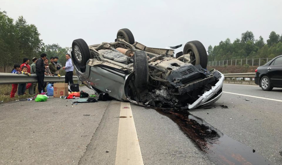 "Thánh lật" Toyota Fortuner đâm vào dải ta-luy, "ngửa bụng" trên cao tốc Hà Nội - Lào Cai