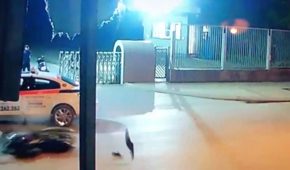 Yamaha Exciter đâm thẳng đuôi xe taxi trong đêm