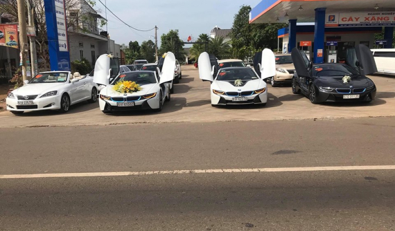 Bộ 3 BMW i8 làm xe rước dâu tại Sài thành