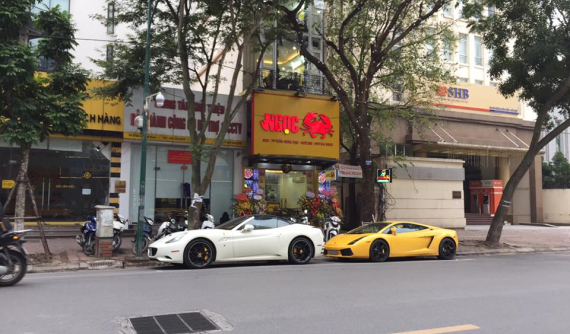 Ngày đầu năm mới, cặp đôi siêu xe Ferrari California và Lamborghini Gallardo khoe dáng trên phố Hà thành