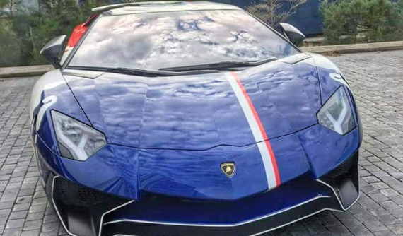 Minh "Nhựa" lái siêu xe Lamborghini Aventador SV "cày nát" các con phố tại Nha Trang