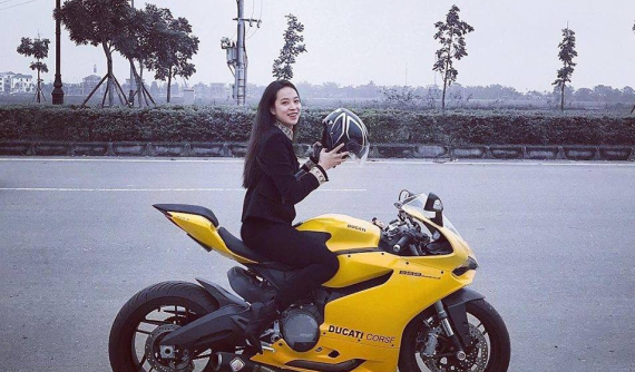 Nữ biker Hoài Thương cưỡi Ducati 899 nửa tỷ đồng dạo phố khiến nhiều người ngưỡng mộ