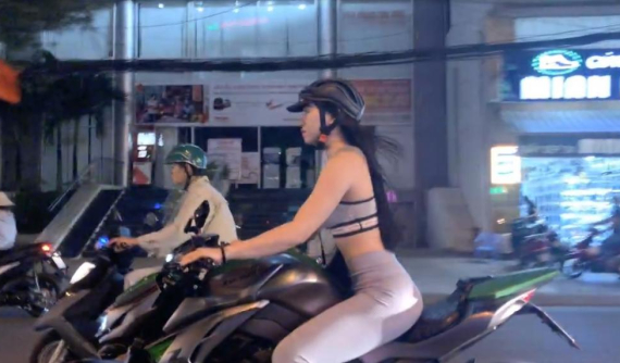 Hot girl "siêu vòng ba"  khiến cư dân mạng bấn loạn khi tự tin cưỡi mô tô Kawasaki Z1000 tại Cần Thơ