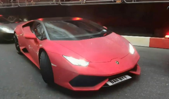"Choáng" với siêu xe Lamborghini Huracan phủ đầy pha lê