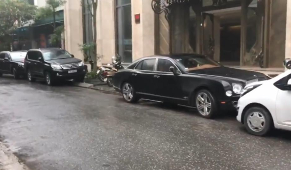 Choáng với đoạn video Bentley Bentayga cùng hàng chục chiếc SUV hạng sang và xe siêu sang dầm mưa tại Nghệ An