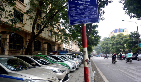 Hà Nội: Phí gửi xe ô tô lên như bão, người giàu cũng khóc