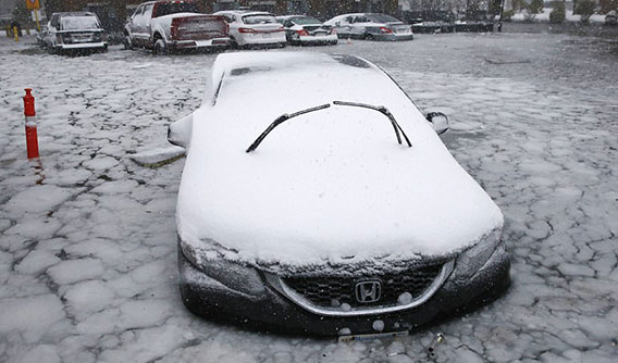 Choáng với video hàng loạt ô tô bị đông cứng trong nước lũ đóng băng