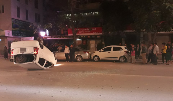Hà Nội: Tông xe dây chuyền trên phố lúc nửa đêm, Kia Morning "ngửa bụng"