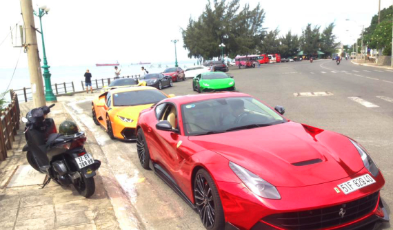 Đến Vũng Tàu, đoàn siêu xe của Cường "Đô-la" có thêm thành viên mới là Ferrari F12 Berlinetta