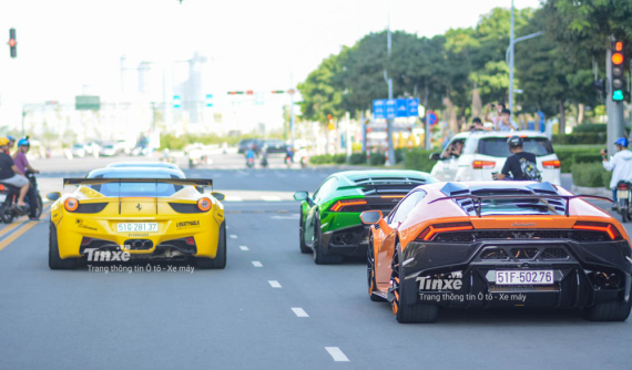 Cường "Đô-la" cùng dàn siêu xe độ "khủng" độc nhất Việt Nam tụ tập trên phố Sài thành