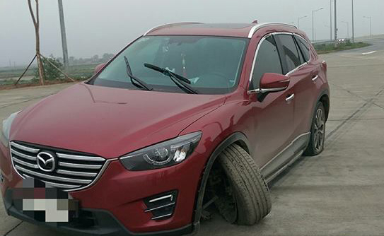Mazda CX-5 gãy trục lái khiến cư dân mạng xôn xao