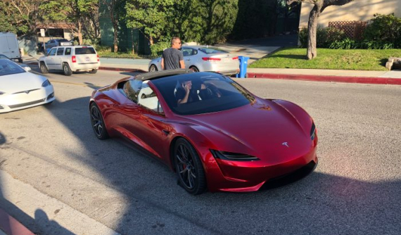 Tesla Roadster lần đầu tiên xuống phố đã "chết đứng" giữa đường