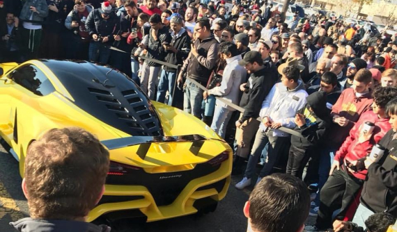 Hàng trăm người vây quanh siêu xe có tốc độ tối đa còn nhanh hơn cả Bugatti Chiron