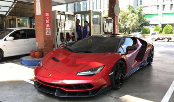 Siêu phẩm Lamborghini Centenario màu đỏ đầu tiên trên thế giới lăn bánh tại Đài Loan