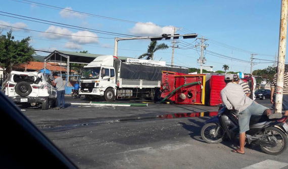 Bà Rịa - Vũng Tàu: Xe cứu hỏa đâm liên hoàn 3 ô tô rồi lật ngang khiến nhiều người bị thương