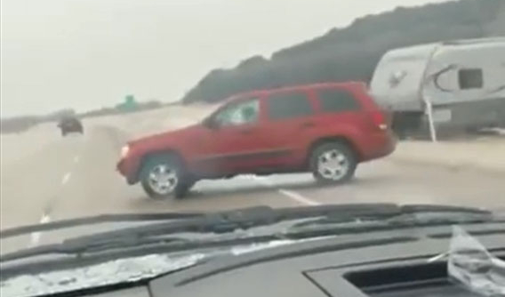 Xe Jeep “trượt băng” trên đường Texas