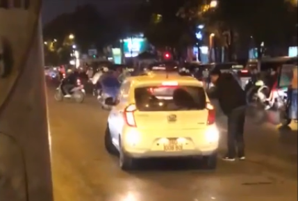 Thanh niên “ngáo đá” chặn ô tô, đập kính xe tại Hà Nội