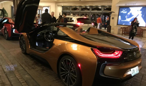 BMW i8 mui trần đầu tiên trên thế giới bị bắt gặp lăn bánh trên đường phố