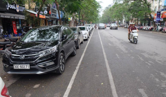 Đỗ xe ô tô trước cửa nhà, hàng quán, có sai không?