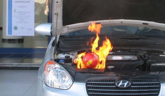 Việt Nam: Chữa cháy ô tô chỉ bằng một trái bóng